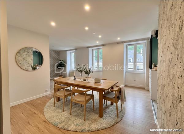 **EXCLUSIVITÉ – Hyper centre de Châteaulin – Vue sur l'Aulne maritime**

Rare sur le marché ! En plein cœur de Châteaulin, tout en profitant d'un environnement calme, découvrez ce magnifique appartement rénové de 89 m² offrant une vue sur l'Aulne maritime.

Situé au 2ᵉ étage d'un petit immeuble, ce bien lumineux séduit dès l'entrée par ses volumes généreux et son cadre de vie agréable. La pièce de vie, spacieuse et conviviale, bénéficie d'une belle luminosité et s'ouvre sur une cuisine semi-ouverte parfaitement intégrée à l'espace. Un véritable lieu de vie où la vue sur l'Aulne accompagne le quotidien.

L'espace nuit se compose de trois chambres confortables, d'une salle de bains et d'un WC indépendant.

Rénové, l'appartement offre un confort immédiat. Son emplacement privilégié permet de profiter à pied des commerces, écoles, et services du centre-ville.

À seulement 18 minutes des plages, ce bien constitue une opportunité idéale pour une résidence principale, un pied-à-terre ou un investissement de qualité.

Vue, emplacement, calme et prestations : tous les critères sont réunis pour un véritable coup de cœur.

À visiter sans tarder !