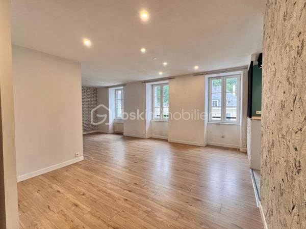 **EXCLUSIVITÉ – Hyper centre de Châteaulin – Vue sur l'Aulne maritime**

Rare sur le marché ! En plein cœur de Châteaulin, tout en profitant d'un environnement calme, découvrez ce magnifique appartement rénové de 89 m² offrant une vue sur l'Aulne maritime.

Situé au 2ᵉ étage d'un petit immeuble, ce bien lumineux séduit dès l'entrée par ses volumes généreux et son cadre de vie agréable. La pièce de vie, spacieuse et conviviale, bénéficie d'une belle luminosité et s'ouvre sur une cuisine semi-ouverte parfaitement intégrée à l'espace. Un véritable lieu de vie où la vue sur l'Aulne accompagne le quotidien.

L'espace nuit se compose de trois chambres confortables, d'une salle de bains et d'un WC indépendant.

Rénové, l'appartement offre un confort immédiat. Son emplacement privilégié permet de profiter à pied des commerces, écoles, et services du centre-ville.

À seulement 18 minutes des plages, ce bien constitue une opportunité idéale pour une résidence principale, un pied-à-terre ou un investissement de qualité.

Vue, emplacement, calme et prestations : tous les critères sont réunis pour un véritable coup de cœur.

À visiter sans tarder !