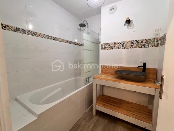 **EXCLUSIVITÉ – Hyper centre de Châteaulin – Vue sur l'Aulne maritime**

Rare sur le marché ! En plein cœur de Châteaulin, tout en profitant d'un environnement calme, découvrez ce magnifique appartement rénové de 89 m² offrant une vue sur l'Aulne maritime.

Situé au 2ᵉ étage d'un petit immeuble, ce bien lumineux séduit dès l'entrée par ses volumes généreux et son cadre de vie agréable. La pièce de vie, spacieuse et conviviale, bénéficie d'une belle luminosité et s'ouvre sur une cuisine semi-ouverte parfaitement intégrée à l'espace. Un véritable lieu de vie où la vue sur l'Aulne accompagne le quotidien.

L'espace nuit se compose de trois chambres confortables, d'une salle de bains et d'un WC indépendant.

Rénové, l'appartement offre un confort immédiat. Son emplacement privilégié permet de profiter à pied des commerces, écoles, et services du centre-ville.

À seulement 18 minutes des plages, ce bien constitue une opportunité idéale pour une résidence principale, un pied-à-terre ou un investissement de qualité.

Vue, emplacement, calme et prestations : tous les critères sont réunis pour un véritable coup de cœur.

À visiter sans tarder !