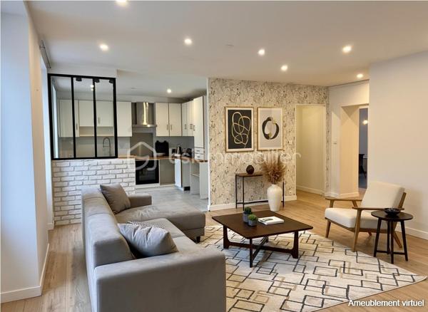 **EXCLUSIVITÉ – Hyper centre de Châteaulin – Vue sur l'Aulne maritime**

Rare sur le marché ! En plein cœur de Châteaulin, tout en profitant d'un environnement calme, découvrez ce magnifique appartement rénové de 89 m² offrant une vue sur l'Aulne maritime.

Situé au 2ᵉ étage d'un petit immeuble, ce bien lumineux séduit dès l'entrée par ses volumes généreux et son cadre de vie agréable. La pièce de vie, spacieuse et conviviale, bénéficie d'une belle luminosité et s'ouvre sur une cuisine semi-ouverte parfaitement intégrée à l'espace. Un véritable lieu de vie où la vue sur l'Aulne accompagne le quotidien.

L'espace nuit se compose de trois chambres confortables, d'une salle de bains et d'un WC indépendant.

Rénové, l'appartement offre un confort immédiat. Son emplacement privilégié permet de profiter à pied des commerces, écoles, et services du centre-ville.

À seulement 18 minutes des plages, ce bien constitue une opportunité idéale pour une résidence principale, un pied-à-terre ou un investissement de qualité.

Vue, emplacement, calme et prestations : tous les critères sont réunis pour un véritable coup de cœur.

À visiter sans tarder !