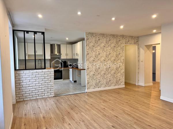 **EXCLUSIVITÉ – Hyper centre de Châteaulin – Vue sur l'Aulne maritime**

Rare sur le marché ! En plein cœur de Châteaulin, tout en profitant d'un environnement calme, découvrez ce magnifique appartement rénové de 89 m² offrant une vue sur l'Aulne maritime.

Situé au 2ᵉ étage d'un petit immeuble, ce bien lumineux séduit dès l'entrée par ses volumes généreux et son cadre de vie agréable. La pièce de vie, spacieuse et conviviale, bénéficie d'une belle luminosité et s'ouvre sur une cuisine semi-ouverte parfaitement intégrée à l'espace. Un véritable lieu de vie où la vue sur l'Aulne accompagne le quotidien.

L'espace nuit se compose de trois chambres confortables, d'une salle de bains et d'un WC indépendant.

Rénové, l'appartement offre un confort immédiat. Son emplacement privilégié permet de profiter à pied des commerces, écoles, et services du centre-ville.

À seulement 18 minutes des plages, ce bien constitue une opportunité idéale pour une résidence principale, un pied-à-terre ou un investissement de qualité.

Vue, emplacement, calme et prestations : tous les critères sont réunis pour un véritable coup de cœur.

À visiter sans tarder !