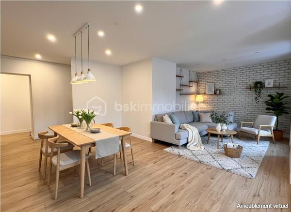 **EXCLUSIVITÉ – Hyper centre de Châteaulin – Vue sur l'Aulne maritime**

Rare sur le marché ! En plein cœur de Châteaulin, tout en profitant d'un environnement calme, découvrez ce magnifique appartement rénové de 89 m² offrant une vue sur l'Aulne maritime.

Situé au 2ᵉ étage d'un petit immeuble, ce bien lumineux séduit dès l'entrée par ses volumes généreux et son cadre de vie agréable. La pièce de vie, spacieuse et conviviale, bénéficie d'une belle luminosité et s'ouvre sur une cuisine semi-ouverte parfaitement intégrée à l'espace. Un véritable lieu de vie où la vue sur l'Aulne accompagne le quotidien.

L'espace nuit se compose de trois chambres confortables, d'une salle de bains et d'un WC indépendant.

Rénové, l'appartement offre un confort immédiat. Son emplacement privilégié permet de profiter à pied des commerces, écoles, et services du centre-ville.

À seulement 18 minutes des plages, ce bien constitue une opportunité idéale pour une résidence principale, un pied-à-terre ou un investissement de qualité.

Vue, emplacement, calme et prestations : tous les critères sont réunis pour un véritable coup de cœur.

À visiter sans tarder !