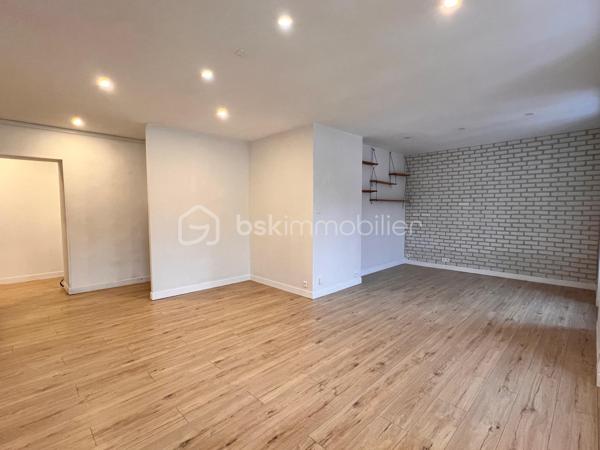 **EXCLUSIVITÉ – Hyper centre de Châteaulin – Vue sur l'Aulne maritime**

Rare sur le marché ! En plein cœur de Châteaulin, tout en profitant d'un environnement calme, découvrez ce magnifique appartement rénové de 89 m² offrant une vue sur l'Aulne maritime.

Situé au 2ᵉ étage d'un petit immeuble, ce bien lumineux séduit dès l'entrée par ses volumes généreux et son cadre de vie agréable. La pièce de vie, spacieuse et conviviale, bénéficie d'une belle luminosité et s'ouvre sur une cuisine semi-ouverte parfaitement intégrée à l'espace. Un véritable lieu de vie où la vue sur l'Aulne accompagne le quotidien.

L'espace nuit se compose de trois chambres confortables, d'une salle de bains et d'un WC indépendant.

Rénové, l'appartement offre un confort immédiat. Son emplacement privilégié permet de profiter à pied des commerces, écoles, et services du centre-ville.

À seulement 18 minutes des plages, ce bien constitue une opportunité idéale pour une résidence principale, un pied-à-terre ou un investissement de qualité.

Vue, emplacement, calme et prestations : tous les critères sont réunis pour un véritable coup de cœur.

À visiter sans tarder !