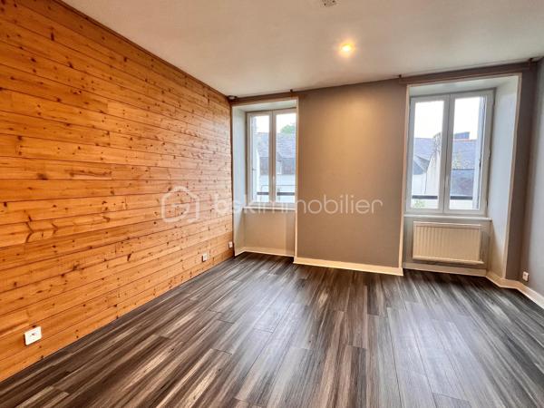 **EXCLUSIVITÉ – Hyper centre de Châteaulin – Vue sur l'Aulne maritime**

Rare sur le marché ! En plein cœur de Châteaulin, tout en profitant d'un environnement calme, découvrez ce magnifique appartement rénové de 89 m² offrant une vue sur l'Aulne maritime.

Situé au 2ᵉ étage d'un petit immeuble, ce bien lumineux séduit dès l'entrée par ses volumes généreux et son cadre de vie agréable. La pièce de vie, spacieuse et conviviale, bénéficie d'une belle luminosité et s'ouvre sur une cuisine semi-ouverte parfaitement intégrée à l'espace. Un véritable lieu de vie où la vue sur l'Aulne accompagne le quotidien.

L'espace nuit se compose de trois chambres confortables, d'une salle de bains et d'un WC indépendant.

Rénové, l'appartement offre un confort immédiat. Son emplacement privilégié permet de profiter à pied des commerces, écoles, et services du centre-ville.

À seulement 18 minutes des plages, ce bien constitue une opportunité idéale pour une résidence principale, un pied-à-terre ou un investissement de qualité.

Vue, emplacement, calme et prestations : tous les critères sont réunis pour un véritable coup de cœur.

À visiter sans tarder !