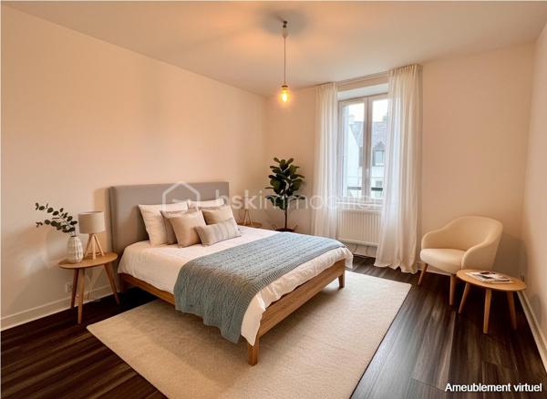 **EXCLUSIVITÉ – Hyper centre de Châteaulin – Vue sur l'Aulne maritime**

Rare sur le marché ! En plein cœur de Châteaulin, tout en profitant d'un environnement calme, découvrez ce magnifique appartement rénové de 89 m² offrant une vue sur l'Aulne maritime.

Situé au 2ᵉ étage d'un petit immeuble, ce bien lumineux séduit dès l'entrée par ses volumes généreux et son cadre de vie agréable. La pièce de vie, spacieuse et conviviale, bénéficie d'une belle luminosité et s'ouvre sur une cuisine semi-ouverte parfaitement intégrée à l'espace. Un véritable lieu de vie où la vue sur l'Aulne accompagne le quotidien.

L'espace nuit se compose de trois chambres confortables, d'une salle de bains et d'un WC indépendant.

Rénové, l'appartement offre un confort immédiat. Son emplacement privilégié permet de profiter à pied des commerces, écoles, et services du centre-ville.

À seulement 18 minutes des plages, ce bien constitue une opportunité idéale pour une résidence principale, un pied-à-terre ou un investissement de qualité.

Vue, emplacement, calme et prestations : tous les critères sont réunis pour un véritable coup de cœur.

À visiter sans tarder !