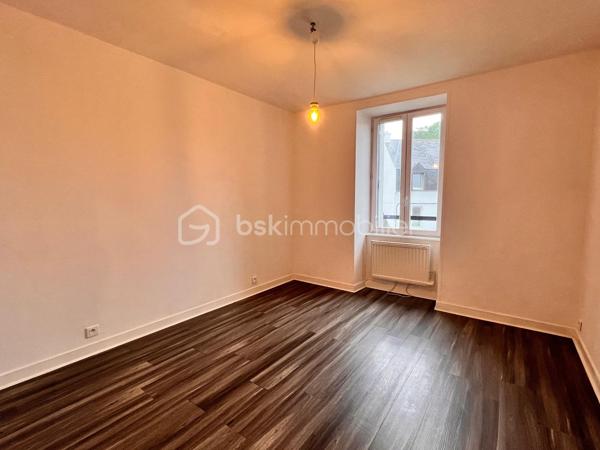 **EXCLUSIVITÉ – Hyper centre de Châteaulin – Vue sur l'Aulne maritime**

Rare sur le marché ! En plein cœur de Châteaulin, tout en profitant d'un environnement calme, découvrez ce magnifique appartement rénové de 89 m² offrant une vue sur l'Aulne maritime.

Situé au 2ᵉ étage d'un petit immeuble, ce bien lumineux séduit dès l'entrée par ses volumes généreux et son cadre de vie agréable. La pièce de vie, spacieuse et conviviale, bénéficie d'une belle luminosité et s'ouvre sur une cuisine semi-ouverte parfaitement intégrée à l'espace. Un véritable lieu de vie où la vue sur l'Aulne accompagne le quotidien.

L'espace nuit se compose de trois chambres confortables, d'une salle de bains et d'un WC indépendant.

Rénové, l'appartement offre un confort immédiat. Son emplacement privilégié permet de profiter à pied des commerces, écoles, et services du centre-ville.

À seulement 18 minutes des plages, ce bien constitue une opportunité idéale pour une résidence principale, un pied-à-terre ou un investissement de qualité.

Vue, emplacement, calme et prestations : tous les critères sont réunis pour un véritable coup de cœur.

À visiter sans tarder !