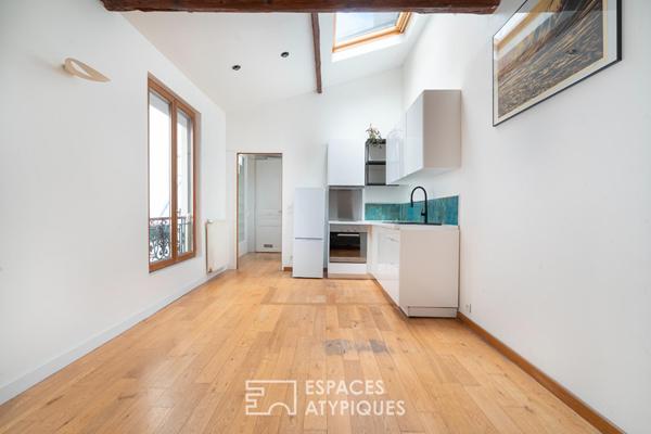 Esprit loft en dernier étage avec poutres apparentes