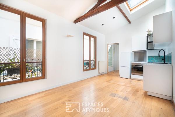 Esprit loft en dernier étage avec poutres apparentes