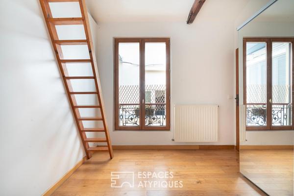 Esprit loft en dernier étage avec poutres apparentes