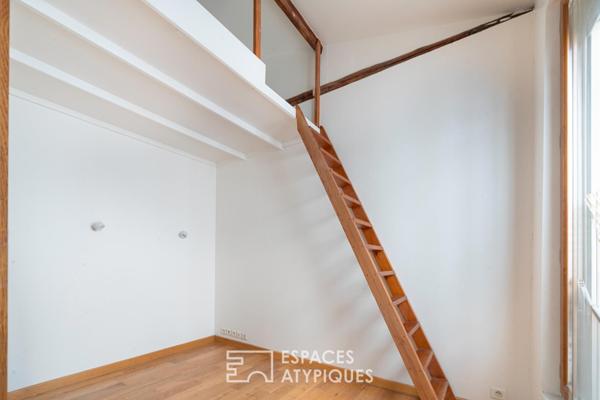 Esprit loft en dernier étage avec poutres apparentes