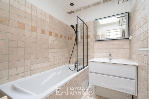 Esprit loft en dernier étage avec poutres apparentes