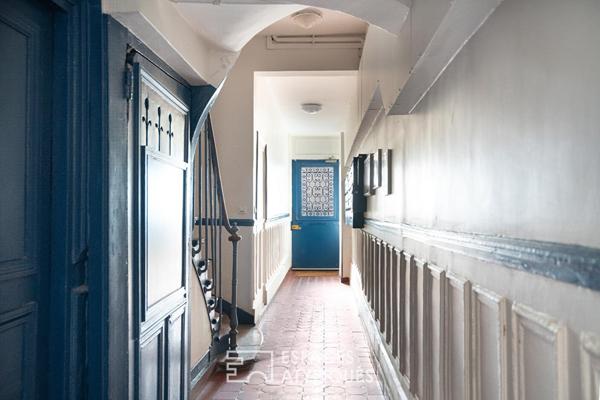 Esprit loft en dernier étage avec poutres apparentes
