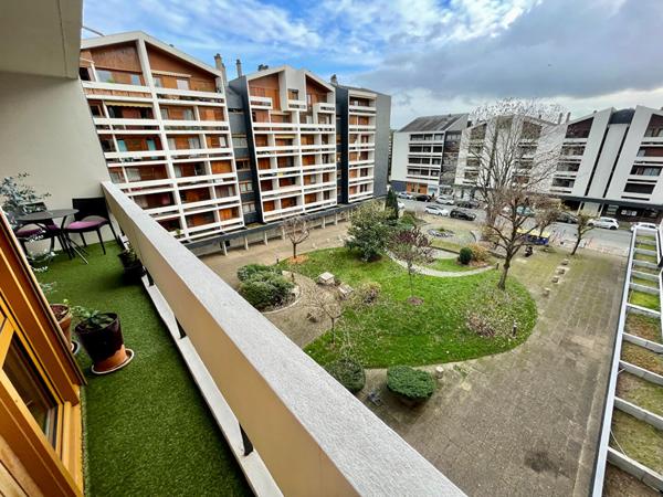 A vendre coeur de doutre, Résidence Saint Nicolas, appartement type 3, 2 chambres dont une avec balcon, cuisine aménagée équipée, séjour avec balcon orienté sud,cave cellier plus place de parking privative, ascenseur.