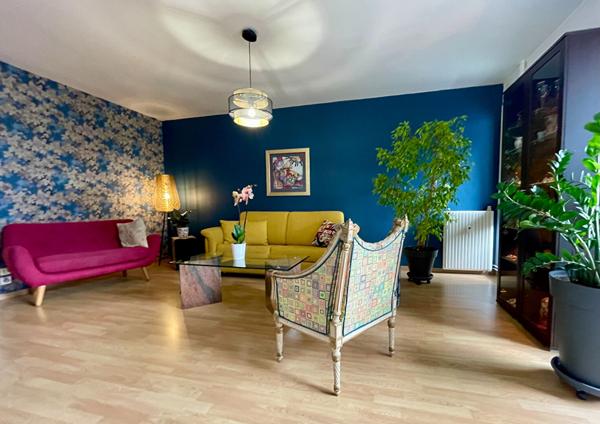 A vendre coeur de doutre, Résidence Saint Nicolas, appartement type 3, 2 chambres dont une avec balcon, cuisine aménagée équipée, séjour avec balcon orienté sud,cave cellier plus place de parking privative, ascenseur.