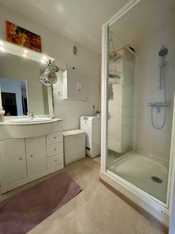 A vendre coeur de doutre, Résidence Saint Nicolas, appartement type 3, 2 chambres dont une avec balcon, cuisine aménagée équipée, séjour avec balcon orienté sud,cave cellier plus place de parking privative, ascenseur.