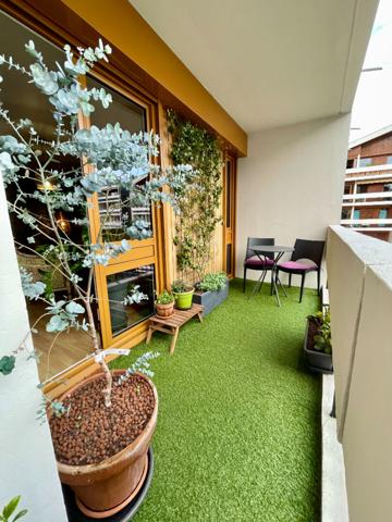 A vendre coeur de doutre, Résidence Saint Nicolas, appartement type 3, 2 chambres dont une avec balcon, cuisine aménagée équipée, séjour avec balcon orienté sud,cave cellier plus place de parking privative, ascenseur.