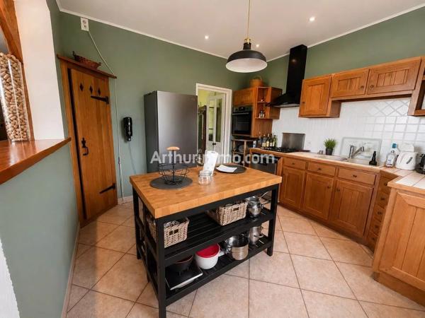Vente                                                      Maison
                        
                     7 pièces                      170 m2                     à Bletterans