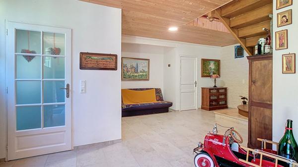 A vendre Chalet Bois 187m² avec dépendances, garages et studio de musique.