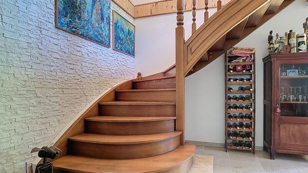 A vendre Chalet Bois 187m² avec dépendances, garages et studio de musique.