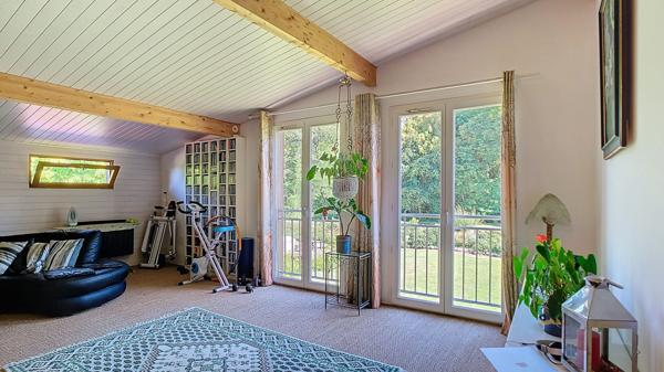 A vendre Chalet Bois 187m² avec dépendances, garages et studio de musique.