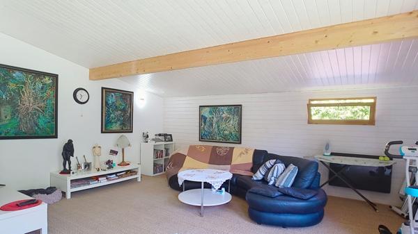 A vendre Chalet Bois 187m² avec dépendances, garages et studio de musique.