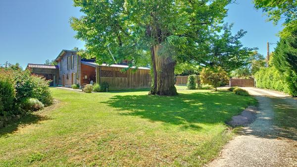 A vendre Chalet Bois 187m² avec dépendances, garages et studio de musique.