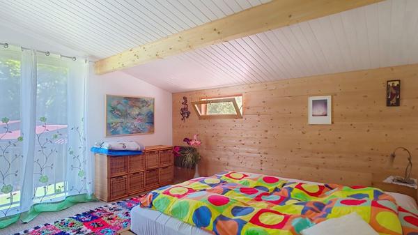 A vendre Chalet Bois 187m² avec dépendances, garages et studio de musique.