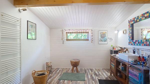 A vendre Chalet Bois 187m² avec dépendances, garages et studio de musique.