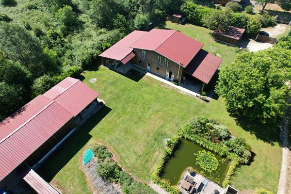 A vendre Chalet Bois 187m² avec dépendances, garages et studio de musique.