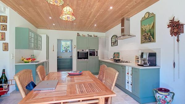 A vendre Chalet Bois 187m² avec dépendances, garages et studio de musique.