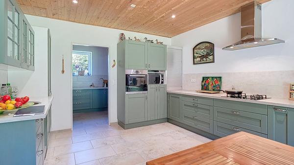 A vendre Chalet Bois 187m² avec dépendances, garages et studio de musique.