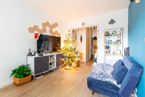 PARIS 19EME - 2 PIECES AVEC GRAND BALCON. 370 000 € **  - Référence  6610-NG