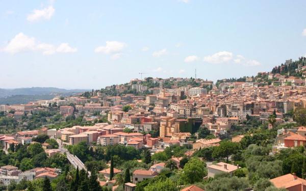 Appartement à vendre    3 pièces • 78 m2 Grasse