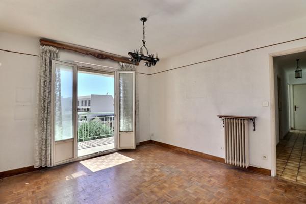 Marseille (13007) À VENDRE ! Rue d’Endoume : T3 lumineux avec balcon et potentiel.