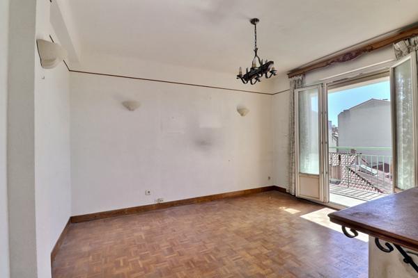 Marseille (13007) À VENDRE ! Rue d’Endoume : T3 lumineux avec balcon et potentiel.