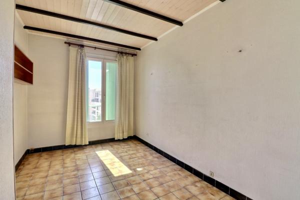 Marseille (13007) À VENDRE ! Rue d’Endoume : T3 lumineux avec balcon et potentiel.