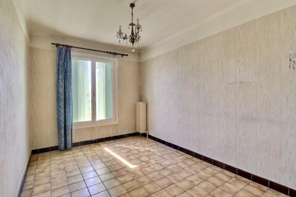 Marseille (13007) À VENDRE ! Rue d’Endoume : T3 lumineux avec balcon et potentiel.