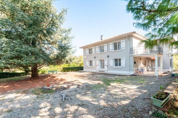 Dans un écrin de verdure sur les hauteurs de Bon-Encontre.