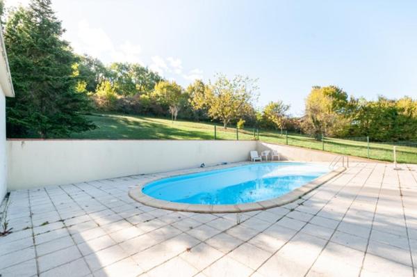 Dans un écrin de verdure sur les hauteurs de Bon-Encontre.