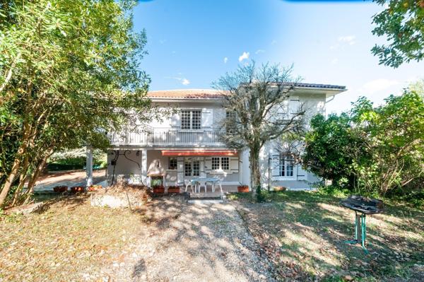 Dans un écrin de verdure sur les hauteurs de Bon-Encontre.