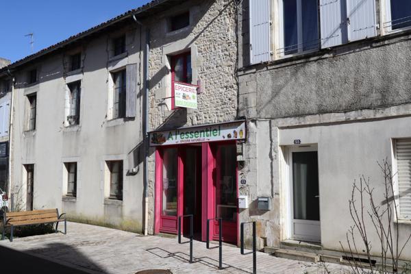 Entièrement rénové : local commercial + logement au dessus