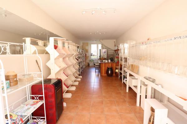 Entièrement rénové : local commercial + logement au dessus