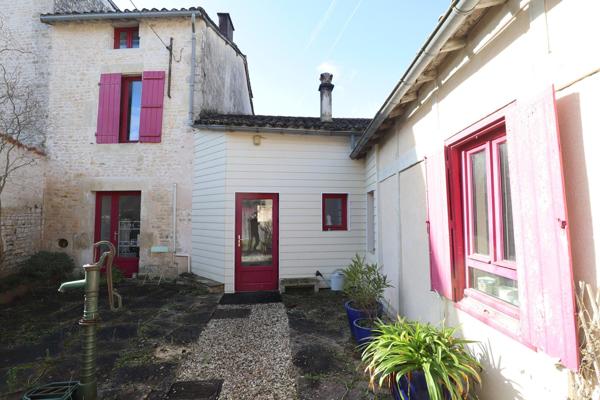 Entièrement rénové : local commercial + logement au dessus