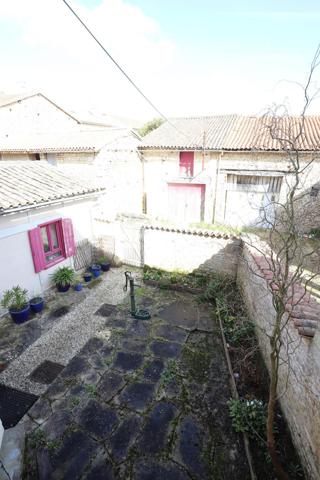 Entièrement rénové : local commercial + logement au dessus