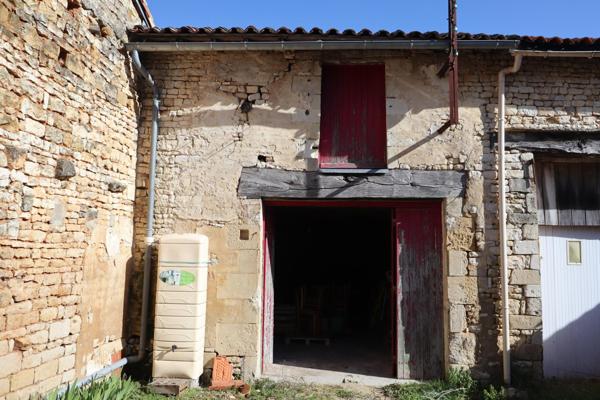 Entièrement rénové : local commercial + logement au dessus