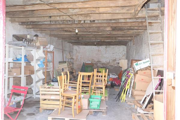 Entièrement rénové : local commercial + logement au dessus