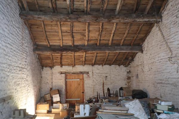 Entièrement rénové : local commercial + logement au dessus