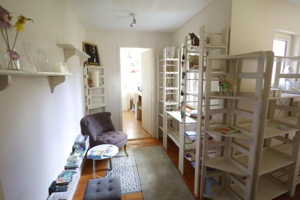 Entièrement rénové : local commercial + logement au dessus