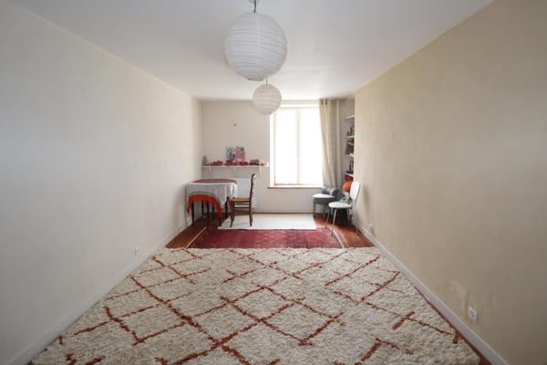 Entièrement rénové : local commercial + logement au dessus