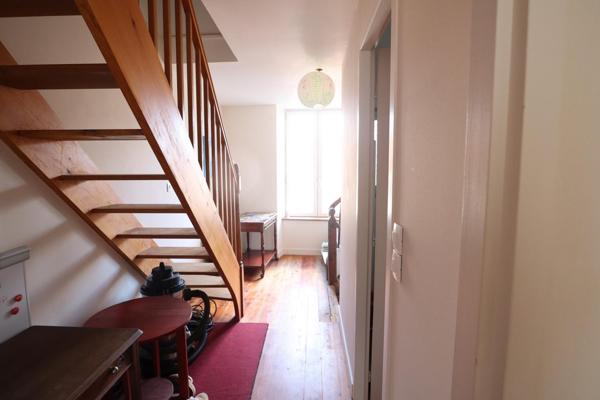 Entièrement rénové : local commercial + logement au dessus